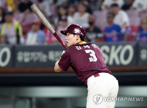 4안타 경기하는 김혜성(광주=연합뉴스) 조남수 기자 = 15일 광주기아챔피언스필드에서 열린 프로야구 키움 히어로즈와 KIA 타이거즈의 경기. 키움 김혜성이 8회에 좌전 안타를 때리고 있다. 2023.8.15 iso64@yna.co.kr