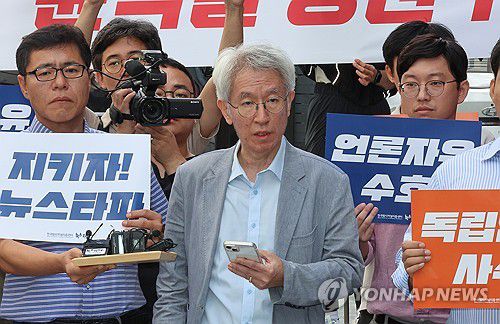 성명 발표하는 김용진 대표(서울=연합뉴스) 서대연 기자 = 김용진 뉴스타파 대표가 14일 오전 14일 오전서울 중구 뉴스타파 앞에서 검찰 압수수색 관련 성명을 발표하고 있다. 2023.9.14 dwise@yna.co.kr