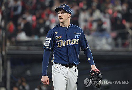 페디 '이기게 해준댔지'(수원=연합뉴스) 서대연 기자 = 30일 오후 경기도 수원 케이티위즈파크에서 열린 2023 KBO리그 플레이오프(PO) 1차전 NC 다이노스와 kt wiz의 경기.     6회까지 1실점으로 막아내며 호투를 펼친 NC 선발투수 페디가 관중석을 바라보고 있다. 2023.10.30 dwise@yna.co.kr