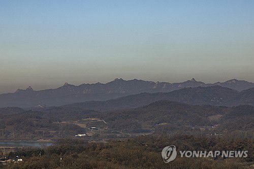 파주 장산리에서 바라본 북녘(파주=연합뉴스) 임병식 기자 = 21일 고(故) 전두환 전 대통령의 유해가 안장될 것으로 알려진 경기도 파주시 문산읍 장산리에서 민간인통제선 지역과 북한 개성 송악산 능선이 보이고 있다.       전 전 대통령은 생전 회고록에서 '북녘땅이 내려다보이는 전방 고지에 백골로라도 남아 통일의 날을 맞고 싶다'고 밝힌 바 있다. 현재 유해는 약 2년째 서울 연희동 자택에 임시 안치 중이다. 2023.11.21 andphotodo@yna.co.kr