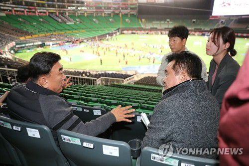 지난달 25일 해외사절단을 이끌고 일본 후쿠오카를 방문한 김두겸 울산시장(왼쪽)이 페이페이 돔구장을 둘러보며 김철욱 울산시체육회장과 체육시설 건설과 활용 방안에 대해 논의하고 있다. [울산시 제공. 재판매 및 DB 금지]