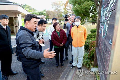 지난달 25일 해외사절단을 이끌고 일본 후쿠오카를 방문한 김두겸 울산시장이 츠키구마 파크골프장에서 시설을 시찰하며 관계자에게서 설명을 듣고 있다.[울산시 제공. 재판매 및 DB 금지]