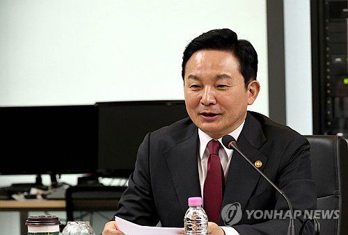 원희룡 장관, 주택도시보증공사 본사 방문(부산=연합뉴스) 조정호 기자 = 원희룡 국토교통부 장관이 27일 오후 부산 남구 부산국제금융센터에 있는 주택도시보증공사(HUG)를 방문, 인사말을 하고 있다. 2023.11.27 ccho@yna.co.kr