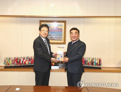 김두겸 울산시장이 이끄는 울산시 해외사절단은 지난달 27일 우호 협력 도시인 일본 구마모토시청에서 오니시 가즈후미 시장과 두 도시 간 교류 협력 활성화 방안을 논의하는 간담회를 가졌다. 김 시장이 오니시 시장에게 선물을 전달하며 기념 촬영을 하고 있다. [울산시 제공. 재판매 및 DB 금지]