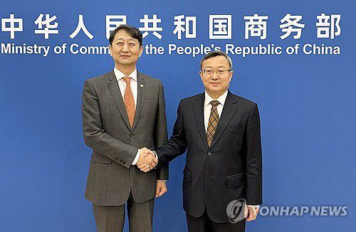 중국 상무부 국제무역담판대표 만난 안덕근 본부장(서울=연합뉴스) 안덕근 산업통상자원부 통상교섭본부장(왼쪽)이 4일(현지시간) 중국 베이징 상무부에서 왕셔우원 중국 상무부 국제무역담판대표를 만나 기념 촬영하고 있다. 2023.12.4 [산업통상자원부 제공. 재판매 및 DB 금지] photo@yna.co.kr