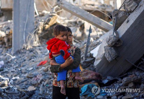 공습 현장서 아기 안고 있는 가자지구 소년(라파 로이터=연합뉴스) 이스라엘과 팔레스타인 무장 정파 하마스 간 교전이 계속되는 가운데 4일(현지시간) 가자지구 남부 라파의 이스라엘 공습 현장에서 한 팔레스타인 소년이 아기를 안고 있다. 이날 요아브 갈란트 이스라엘 국방장관은 하마스 제거와 모든 인질의 귀환이라는 목표를 달성할 때까지 가자지구 남부에서 작전을 이어가겠다고 밝혔다. 2023.12.05 besthope@yna.co.kr