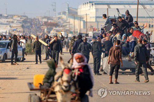 이스라엘 공세에 대피하는 가자지구 남부 주민들(라파 AFP=연합뉴스) 이스라엘이 대피령을 내린 가자지구 남부 칸 유니스 주민들이 4일(현지시간) 이집트 접경 지역인 라파로 피란하고 있다. 이스라엘군은 전날 칸 유니스의 20%에 해당하는 지역 주민에게 시 동쪽의 알푸카리 마을 또는 라파의 아쉬 샤보라, 텔 아스 술탄 지역으로 이동할 것을 요청했다. 2023.12.05 besthope@yna.co.kr