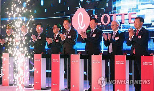 롯데쇼핑, 英 오카도 손잡고 부산에 CFC 첫삽(부산=연합뉴스) 손형주 기자 = 5일 오후 부산 강서구 미음동 국제산업물류도시 내 롯데쇼핑 고객 풀필먼트 센터(CFC) 부지에서 열린 기공식에서 박형준 부산시장(왼쪽 다섯번째부터), 신동빈 롯데그룹 회장, 팀 스테인 오카도 CEO, 김상현 롯데쇼핑 부회장 등 참석자들이 세리머니를 하고 있다. 2023.12.5 handbrother@yna.co.kr