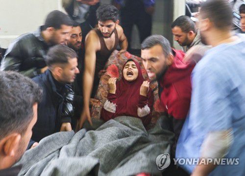 이스라엘 공습에 다쳐 병원 실려 들어가는 가자 주민(칸유니스 로이터=연합뉴스) 이스라엘군이 가자지구 남부 칸 유니스 동쪽의 학교를 공격한 후 다친 팔레스타인인이 5일(현지시간) 칸 유니스 나세르 병원으로 이송되고 있다. 이스라엘군은 지난 3일 칸 유니스 주변의 주택과 학교, 이슬람 사원 등 50여곳을 타격했다고 밝혔다. 2023.12.05 besthope@yna.co.kr