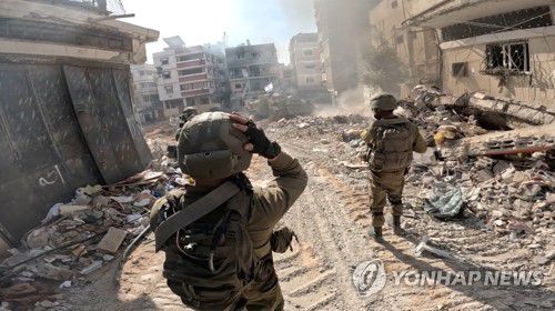 가자지구서 작전 펼치는 이스라엘 지상군(가자지구 로이터=연합뉴스) 이스라엘군(IDF)이 4일(현지시간) 공개한 군인들의 가자지구 내 작전 수행 모습. 이스라엘군은 전날 가자지구 남부 최대도시인 칸 유니스에서 대규모 군사 작전을 예고하며 주민들의 대피를 촉구했다. 2023.12.05 besthope@yna.co.kr