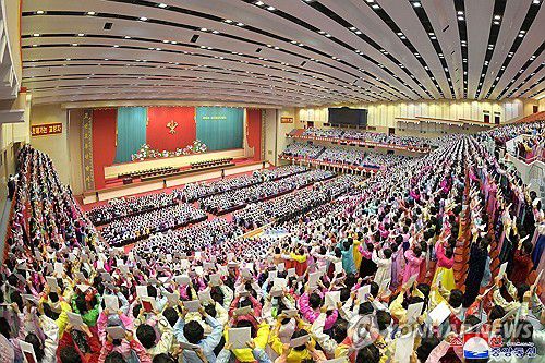 북한, 전국어머니대회 참가자들에게 선물(평양 조선중앙통신=연합뉴스)  제5차 전국 어머니대회 참가자들에게 선물을 전달하는 모임이 5일에 진행되었다고 조선중앙통신이 6일 보도했다.2023.12.6      [국내에서만 사용가능. 재배포 금지. For Use Only in the Republic of Korea. No Redistribution] nkphoto@yna.co.kr