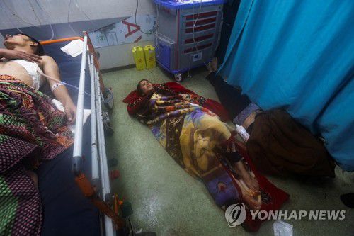 병실 부족으로 병원 바닥에 누워 있는 가자지구 부상자들(칸유니스 로이터=연합뉴스) 이스라엘군이 가자지구 남부 칸 유니스 동쪽의 학교를 공격한 후 다친 팔레스타인인들이 5일(현지시간) 칸 유니스 나세르 병원에서 바닥과 침대에 누워있다. 세계보건기구(WHO)는 이날 가자지구 남부 병원에 수용 가능 인원의 3배에 달하는 환자가 몰려 의료진도 지친 상황이라고 밝혔다. 2023.12.06 besthope@yna.co.kr