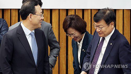 대화하는 주호영 인사청문회 위원장(서울=연합뉴스) 한상균 기자 = 6일 국회에서 열린 조희대 대법원장 후보자 인사청문회에서 주호영 위원장이 강은미, 정점식 의원 등과 대화하고 있다. 2023.12.6 xyz@yna.co.kr