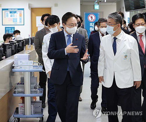 울산대병원 응급의료센터 방문한 조규홍 장관(울산=연합뉴스) 김용태 기자 = 조규홍 보건복지부 장관이 6일 오전 울산시 동구 울산대학교병원에서 열린 장애친화 산부인과 개소식에 참석한 후 정융기 병원장과 응급의료센터를 둘러보고 있다. 2023.12.6 yongtae@yna.co.kr