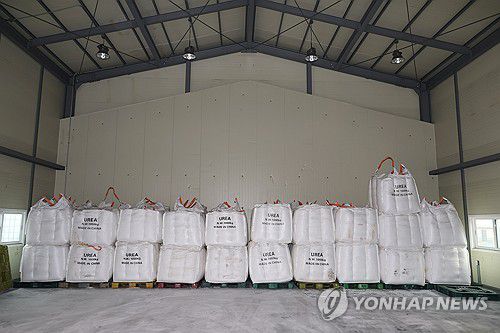 아톤산업 창고에 쌓인 중국산 요소(익산=연합뉴스) 임채두 기자 = 6일 오전 호남 유일의 요소수 생산업체인 전북 익산시 석암동 아톤산업 창고에 소량의 중국산 요소가 쌓여 있다.     중국 당국은 최근 한국으로의 요소 수출 통관을 보류했고 중국 비료업계 기업들인 내년 1분기까지 요소 수출 총량을 제한하기로 했다. 2023.12.6 doo@yna.co.kr