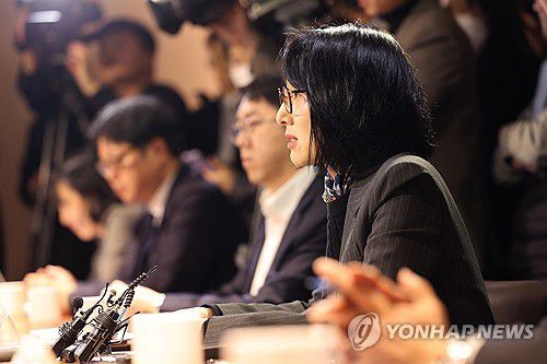 발언하는 정결실 복지부 보건의료정책관(서울=연합뉴스) 임화영 기자 = 정경실 보건복지부 보건의료정책관이 6일 오후 서울 중구 컨퍼런스하우스 달개비에서 대한의사협회 협상단장을 맡고 있는 양동호 광주시의사회 대의원회 의장 등이 참석한 제20차 의료현안협의체 회의에서 발언하고 있다. 2023.12.6 hwayoung7@yna.co.kr