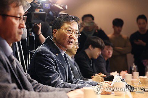 발언하는 양동호 의협 협상단장(서울=연합뉴스) 임화영 기자 = 대한의사협회 협상단장을 맡고 있는 양동호 광주시의사회 대의원회 의장이 6일 오후 서울 중구 컨퍼런스하우스 달개비에서 정경실 보건복지부 보건의료정책관 등이 참석한 제20차 의료현안협의체 회의에서 발언하고 있다. 2023.12.6 hwayoung7@yna.co.kr