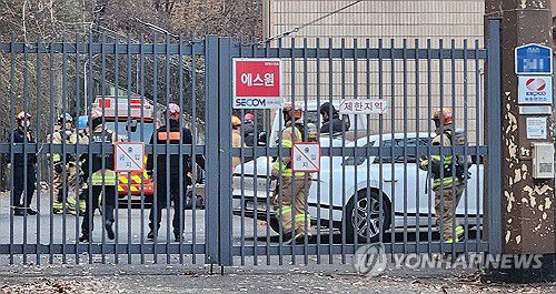 울산 정전…변전소로 들어가는 소방대(울산=연합뉴스) 김용태 기자 = 6일 오후 울산시 남구와 울주군 일대에서 정전이 발생한 가운데 옥동변전소로 소방대원들이 들어가고 있다. 이날 옥동변전소 변압기 문제로 남구와 울주군 일부 지역이 정전됐다. 2023.12.6 yongtae@yna.co.kr