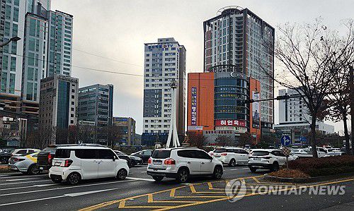 정전으로 꺼진 도로 신호등(울산=연합뉴스) 김용태 기자 = 6일 오후 울산시 남구와 울주군 일대에서 발생한 정전으로 공업탑 일대 신호등이 꺼져 차들이 서행하고 있다. 이날 옥동변전소 변압기 문제로 남구와 울주군 일부 지역이 정전됐다. 2023.12.6 yongtae@yna.co.kr