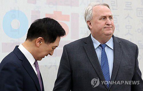 '회동' 김기현 대표와 인요한 혁신위원장(서울=연합뉴스) 한상균 기자 = 국민의힘 김기현 대표와 인요한 혁신위원장이 6일 국회 당 대표실에서 만나고 있다. 2023.12.6 [공동취재] xyz@yna.co.kr