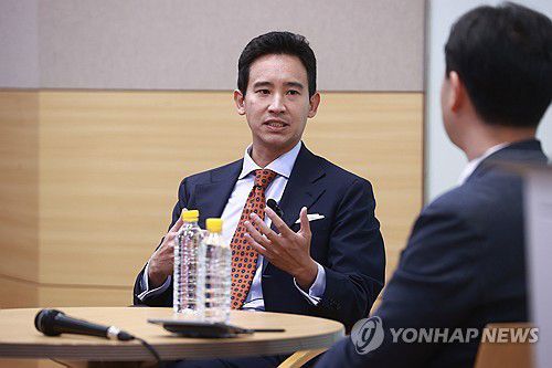 '태국 총선 돌풍 주역' 피타 림짜른랏 특강(서울=연합뉴스) 진연수 기자 = 태국 전진당(MFP)의 피타 림짜른랏 전 대표가 6일 오후 서울 성북구 고려대학교 정경대학에서 '태국 민주주의와 한국-태국 관계의 미래'를 주제로 특별강연을 하고 있다. 2023.12.6 jin90@yna.co.kr