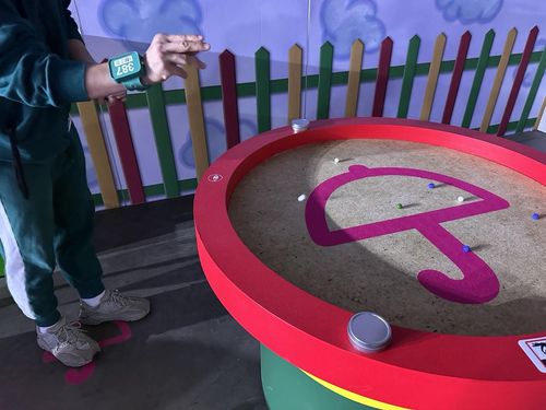 미국 LA '오징어 게임' 체험존의 구슬 게임(로스앤젤레스=연합뉴스) 임미나 특파원 = 6일 오후(현지시간) 미국 로스앤젤레스(LA)에 개장한 '오징어 게임' 체험 공간에서 한 참가자가 구슬 게임을 하고 있다. mina@yna.co.kr