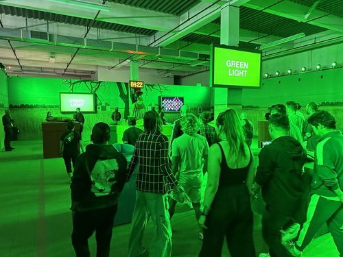 미국 LA에 개장한 '오징어 게임' 체험존 내 '무궁화꽃이 피었습니다' 게임 모습(로스앤젤레스=연합뉴스) 임미나 특파원 = 6일 오후(현지시간) 미국 로스앤젤레스(LA)에 개장한 '오징어 게임' 체험 공간에서 참가자들이 '무궁화꽃이 피었습니다' 게임에 참가하고 있다. mina@yna.co.kr