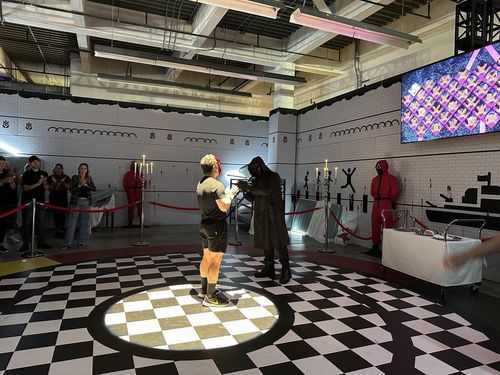 미국 LA에 개장한 '오징어 게임' 체험존에서 게임 우승자가 축하받는 모습(로스앤젤레스=연합뉴스) 임미나 특파원 = 6일 오후(현지시간) 미국 로스앤젤레스(LA)에 개장한 '오징어 게임' 체험 공간에서 게임 우승자가 축하를 받고 있다. mina@yna.co.kr