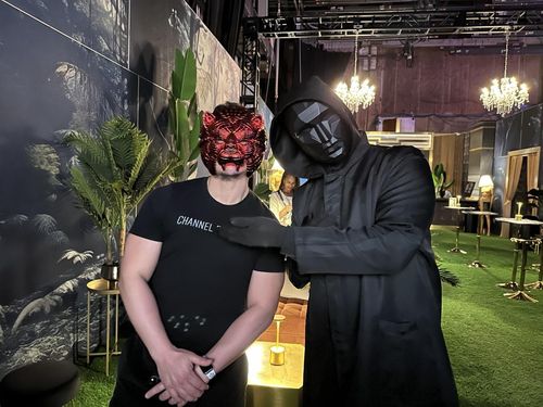 미국 LA에 개장한 '오징어 게임' 체험존에서 VIP 라운지에 들어간 게임 우승자 (로스앤젤레스=연합뉴스) 임미나 특파원 = 6일 오후(현지시간) 미국 로스앤젤레스(LA)에 개장한 '오징어 게임' 체험 공간에서 게임 우승자가 VIP 라운지에 들어가 기념사진을 찍고 있다. mina@yna.co.kr