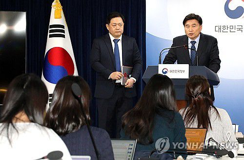 2024학년도 수능 채점 결과는(서울=연합뉴스) 배재만 기자 = 오승걸 한국교육과정평가원장이 7일 오후 정부서울청사에서 2024학년도 수능 채점 결과에 대해 브리핑하고 있다. 왼쪽은　강태훈 수능 채점위원장．2023.12.7 scoop@yna.co.kr