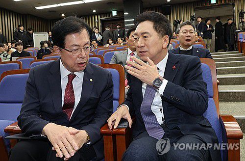 김기현 대표와 이만희 사무총장(서울=연합뉴스) 한상균 기자 = 30일 국회에서 열린 국민의힘 비상 의원총회에서 김기현 대표와 이만희 사무총장이 대화하고 있다. 2023.11.30 xyz@yna.co.kr
