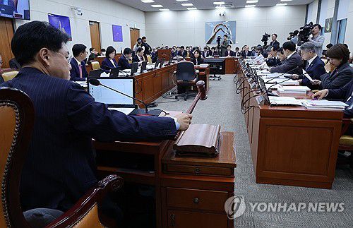 과방위 전체회의(서울=연합뉴스) 한상균 기자 = 1일 국회 과학기술정보방송통신위원회에서 장제원 위원장이 전체회의를 진행하고 있다. 2023.11.1 xyz@yna.co.kr