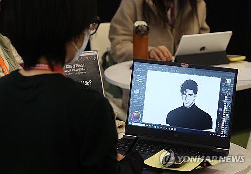 웹툰 작가가 되는 길(서울=연합뉴스) 류효림 기자 = 11월 28일 서울 강남구 삼성동 코엑스에서 열린 2023 웹툰 잡 페스타에서 한 참가자가 그림을 그리고 있다. [연합뉴스 자료사진]
