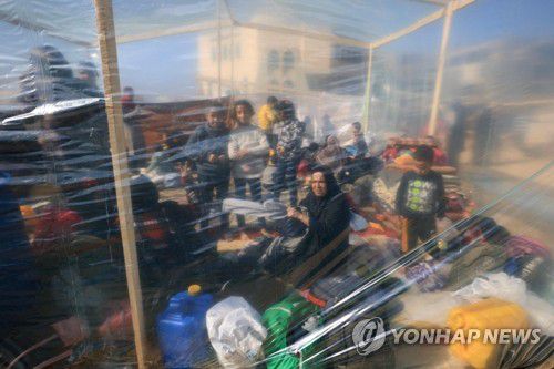 급조 비닐하우스에 대피 중인 가자지구 피란민들(라파 AFP=연합뉴스) 가자지구 남부 최대도시 칸 유니스에서 대피한 실향민들이 지난 6일(현지시간) 이집트 접경 도시 라파에 임시 캠프를 만들어 비닐하우스에 들어가 있다. 하마스 소탕을 위해 가자지구 남부 지상 작전에 돌입한 이스라엘군은 이날 처음으로 칸 유니스 내부에서 작전을 시작했다고 밝혔다. 2023.12.07 besthope@yna.co.kr