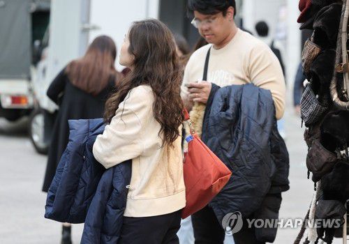 포근한 겨울(서울=연합뉴스) 임화영 기자 = 포근한 날씨를 보인 8일 서울 중구 명동거리에서 시민들이 벗은 외투를 팔에 걸친 채 이동하고 있다. 2023.12.8 hwayoung7@yna.co.kr