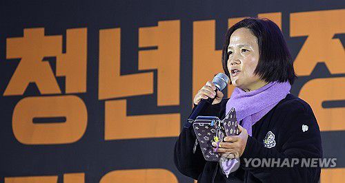 김용균 5주기 추모식, 발언하는 김미숙 대표(서울=연합뉴스) 김도훈 기자 = 화력발전소 비정규 하청 노동자였던 고(故) 김용균 씨 5주기를 이틀 앞둔 9일 서울 종로구 보신각 앞에서 열린 5주기 추모식에서 김 씨의 어머니 김미숙 김용균 재단 대표가 발언하고 있다. 2023.12.9 superdoo82@yna.co.kr