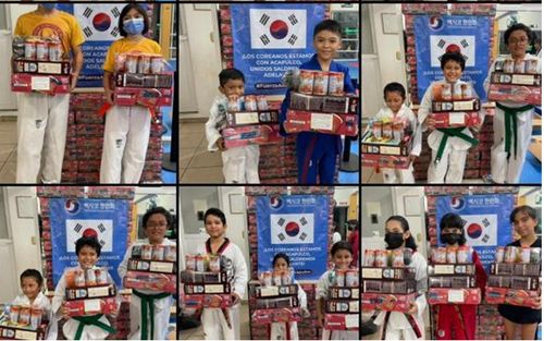 멕시코 한인회에서 전달한 구호품을 든 아카풀코 태권도장 아이들[멕시코 한인회 제공. 재판매 및 DB 금지]