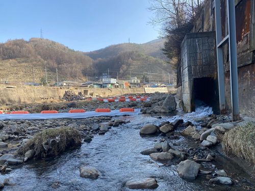 중금속 오염된 폐광수가 1등수로(태백=연합뉴스) 김동규 기자 = 지난 7일 강원도 태백시 함태 수질정화시설에서 정화된 물이 사진 오른쪽 방류구를 통해 소도천으로 흘러 들어가고 있다. 지난 6일 기준, 이 시설로 유입된 함태탄광 지하수의 철 함량은 25.4ppm(㎎/ℓ)으로, 환경부 기준치(2ppm)의 12배 이상, 망간 함량은 3.60ppm으로 기준치(2ppm)의 1.8배에 달했으나 수질정화 뒤 철 함량은 0.01ppm, 망간 함량은 0.04ppm 수준으로 각각 낮아졌다고 한국광해광업공단은 밝혔다. 2023.12.7 dkkim@yna.co.kr (끝)