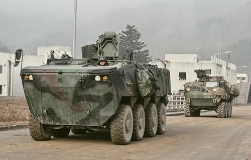 한미 연합 육군과학화전투훈련(서울=연합뉴스) 강원도 인제 육군과학화전투훈련단(KCTC)에서 지난 5일부터 연합훈련 중인 한미 장병들이 목표를 확보하기 위해 작전지역으로 진입하고 있다고 10일 육군이 밝혔다. [육군 제공]