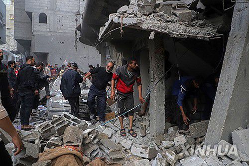 이스라엘군 폭격으로 폐허가 된 가자지구지난 7일(현지시간) 가자지구 남부 도시 칸 유니스의 건물이 이스라엘군의 폭격으로 폐허가 된 채 주민들이 생존자를 찾고 있다. 2023.12.10  [신화 연합뉴스 자료사진. 재판매 및 DB 금지]