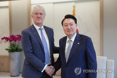 윤석열 대통령, 피터 베닝크 ASML 회장 접견(서울=연합뉴스) 진성철 기자 = 윤석열 대통령이 28일 서울 용산 대통령실 청사에서 피터 베닝크 네덜란드 ASML 회장을 접견하고 있다. 2023.7.28  [대통령실 제공. 재판매 및 DB 금지] zjin@yna.co.kr