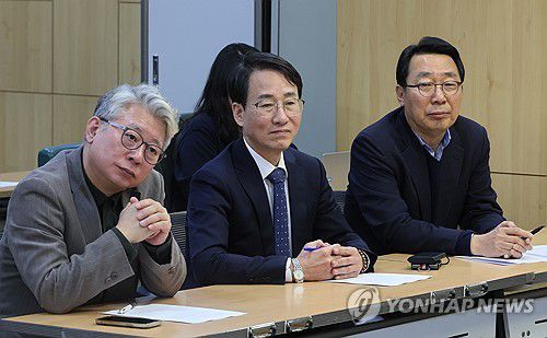 안병진 교수 발언 경청하는 '원칙과 상식'(서울=연합뉴스) 이정훈 기자 = 더불어민주당 조응천(왼쪽부터), 이원욱, 윤영찬 의원이 3일 오후 국회 의원회관에서 열린 '원칙과 상식, 안병진 교수에게 듣는다' 간담회에서  안병진 경희대학교 미래문명원 교수의 발언을 경청하고 있다. 2023.12.3 uwg806@yna.co.kr