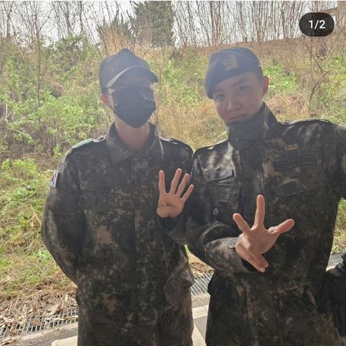 RM과 뷔를 배웅하러 휴가를 나온 방탄소년단 진(좌)과 제이홉(우)[방탄소년단 진 인스타그램. 재판매 및 DB 금지]