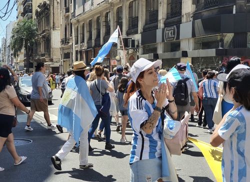 대통령 취임식이 열리는 국회로 이동하는 지지자들(부에노스아이레스=연합뉴스) 김선정 통신원 = 밀레이 대통령은 SNS를 통해 지지자들에게 대통령 취임식 날 아르헨티나 국기를 들고 국회 앞으로 모여달라고 요청했고, 수천 명의 지지자들은 전국 각지에서 올라와 국회 앞 공원에 몰려 국기를 흔들며 크게 환호했다. 2023.12.11 sunniek8@yna.co.kr