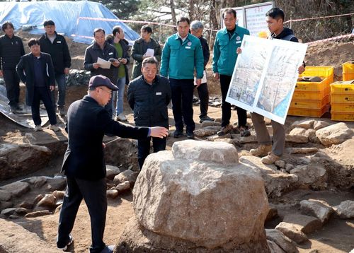 태일전 발굴현장 둘러보는 가세로 태안군수(가운데)[태안군 제공. 재판매 및 DB 금지]