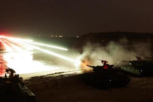 대만 진먼방어지휘부의 야간 실사격 훈련[대만 군사신문사 캡처. 재판매 및 DB 금지]