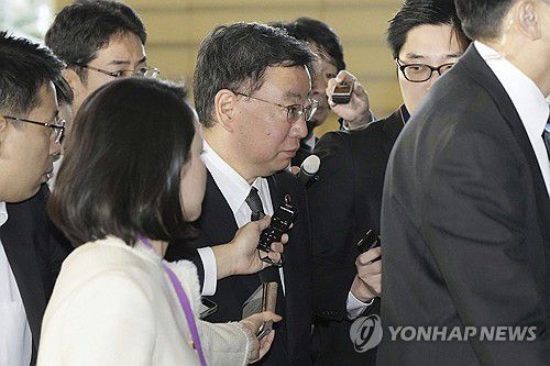 질문받는 마쓰노 히로카즈 관방장관[교도 AP 연합뉴스 자료사진. 재판매 및 DB 금지]