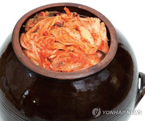옹기 김장독에 담긴 김치[문화재청 제공. 재판매 및 DB 금지]