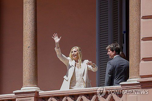 대통령궁 발코니에 등장한 카리나(부에노스아이레스 EPA=연합뉴스) 10일(현지시간) 아르헨티나 부에노스아이레스 대통령 궁(카사 로사다)에서 하비에르 밀레이 대통령의 여동생인 카리나 밀레이가 청중을 향해 손을 흔들고 있다. 2023.12.11