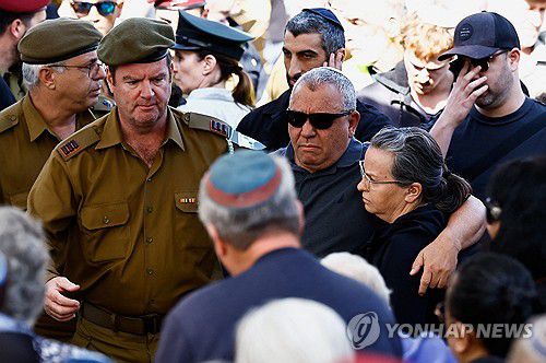 아들 장례식 참석한 가디 아이젠코트 전쟁내각 장관[로이터=연합뉴스] 전쟁터에서 전사한 가디 아이젠코트 전쟁내각 장관의 아들 갈 메이르 아이젠코트(25)의 장례식이 8일(현지시간) 이스라엘 헤르츨리야에서 진행되고 있다. 2023.12.11